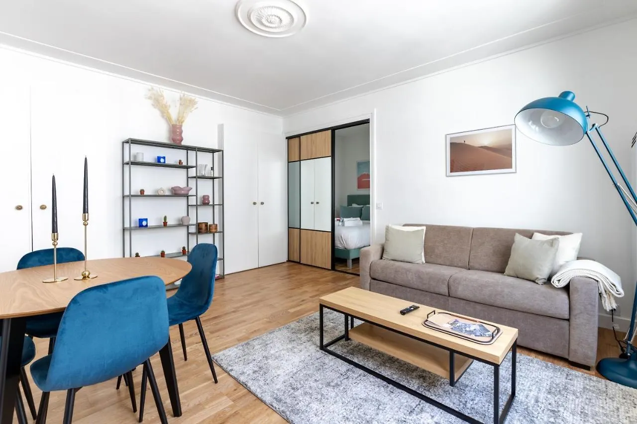 Home Suite Home Montaigne Place De L\'Alma contacts