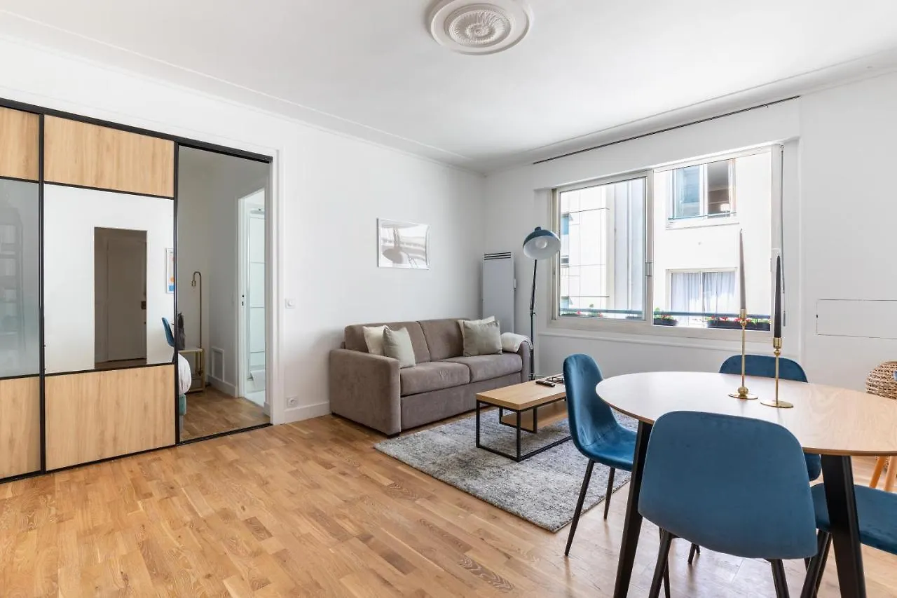Apartment Home Suite Home Montaigne Place De L'Alma France